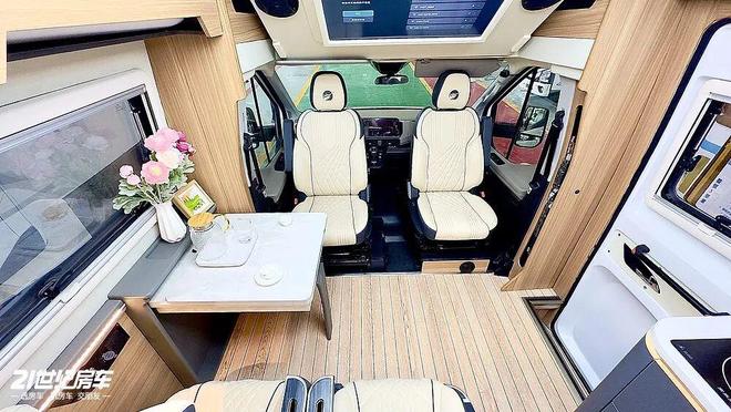 这款飞翔T8铁C房车如何做到“配置拉满”？pg电子平台福特23T动力+无接缝车身！(图13)