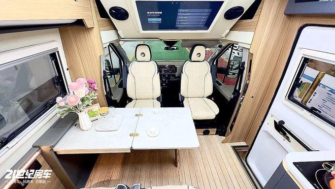 这款飞翔T8铁C房车如何做到“配置拉满”？pg电子平台福特23T动力+无接缝车身！(图7)