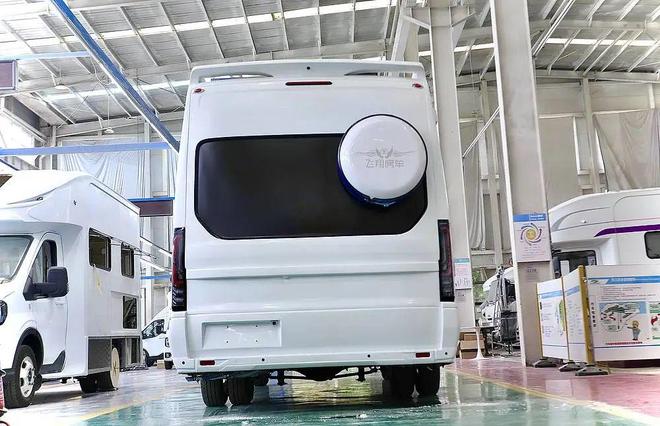 这款飞翔T8铁C房车如何做到“配置拉满”？pg电子平台福特23T动力+无接缝车身！(图6)