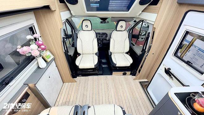 这款飞翔T8铁C房车如何做到“配置拉满”？pg电子平台福特23T动力+无接缝车身！(图11)