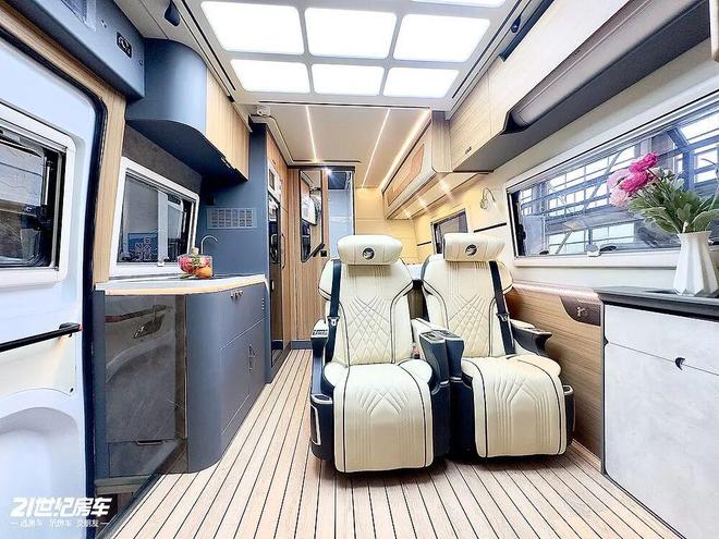 这款飞翔T8铁C房车如何做到“配置拉满”？pg电子平台福特23T动力+无接缝车身