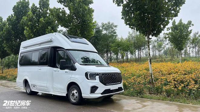 这款飞翔T8铁C房车如何做到“配置拉满”？pg电子平台福特23T动力+无接缝车身！(图2)