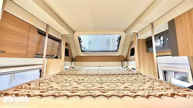 这款飞翔T8铁C房车如何做到“配置拉满”？pg电子平台福特23T动力+无接缝车身！(图3)