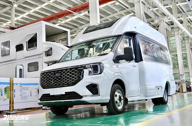 这款飞翔T8铁C房车如何做到“配置拉满”？pg电子平台福特23T动力+无接缝车身！(图5)